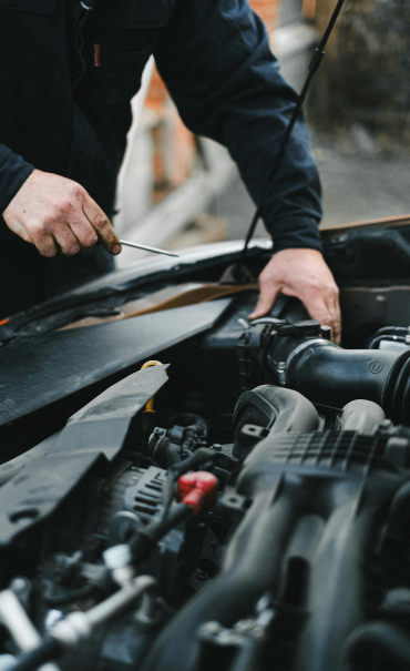 foto mecánico cambiando piezas en coche